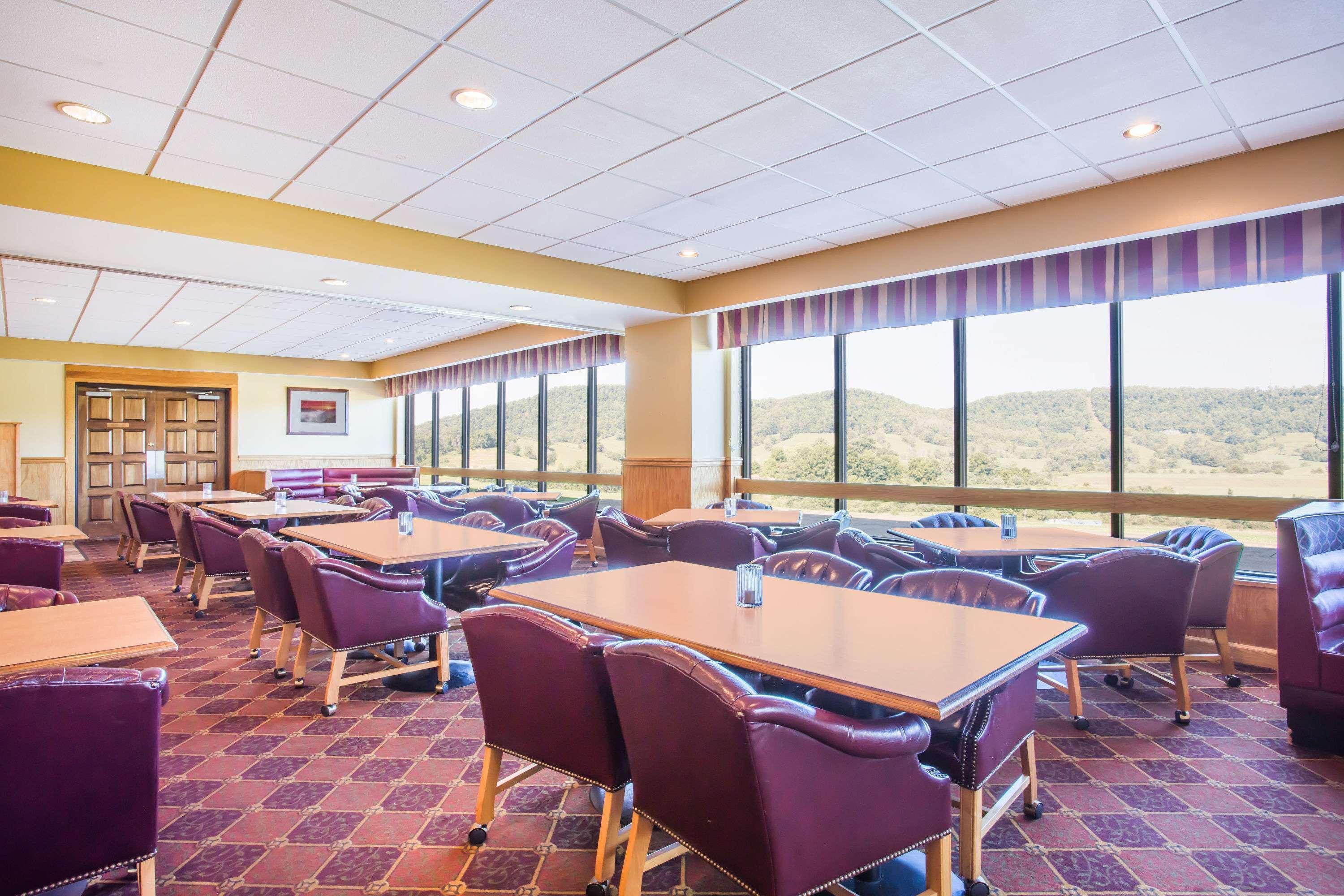 Days Inn & Suites By Wyndham Sutton Flatwoods Экстерьер фото
