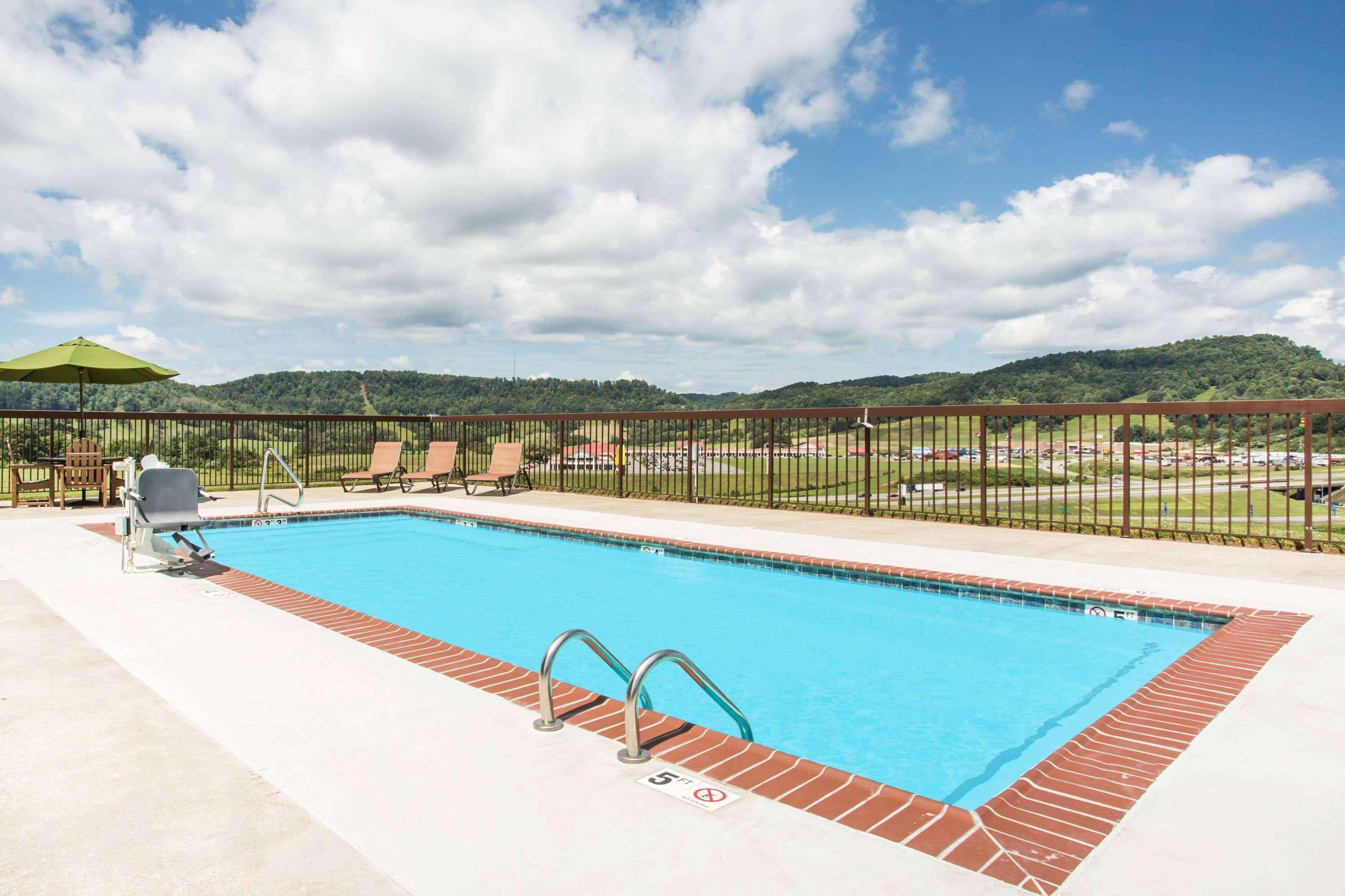 Days Inn & Suites By Wyndham Sutton Flatwoods Экстерьер фото