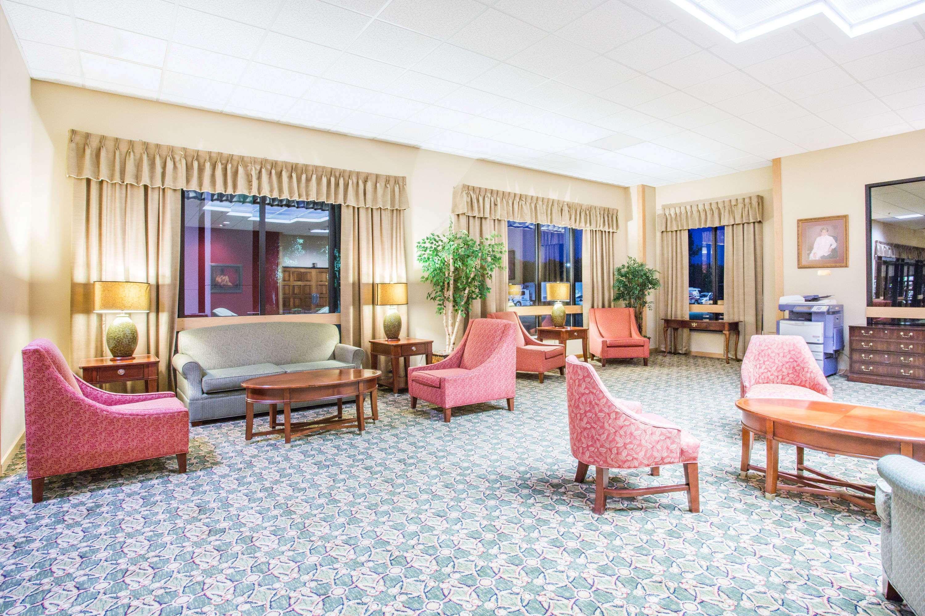 Days Inn & Suites By Wyndham Sutton Flatwoods Экстерьер фото
